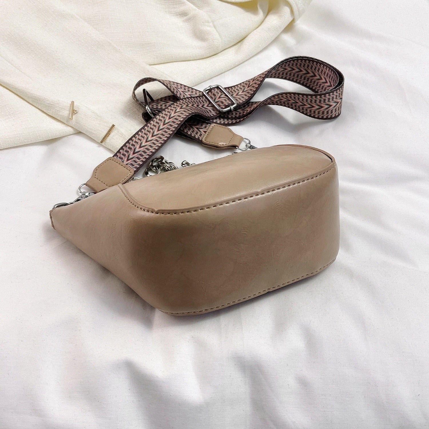 Light Gray PU Leather Chain Trim Crossbody Bag