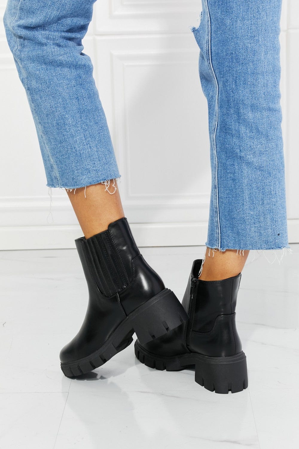 Dark Slate Gray MMShoes What It Takes Lug Sole Chelsea Boots in Black